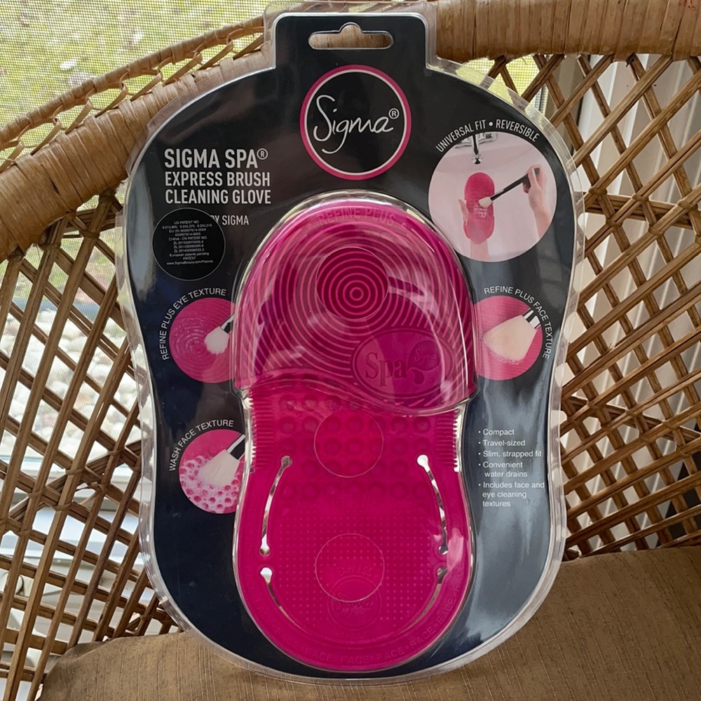 Sigma Spa express brush cleaning glove